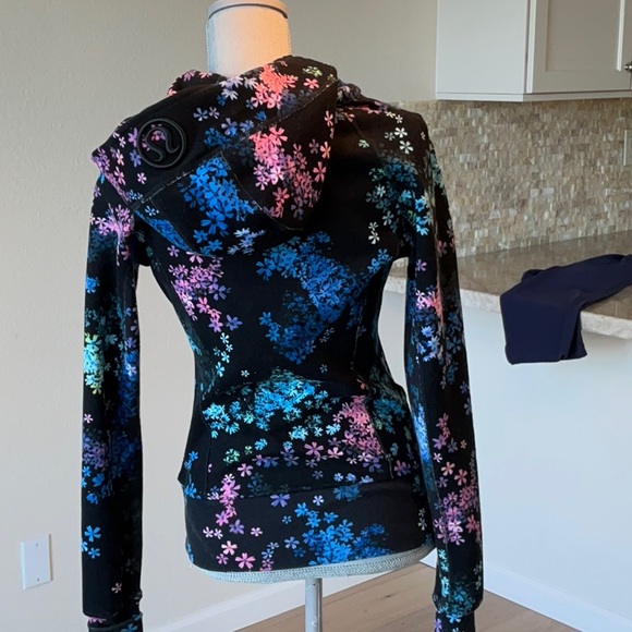 Lululemon Scuba Jacket, Black with Floral Print.  Size 6, Barely worn. - Picture 3 of 5